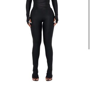 Coucco - lanai leggings size L brand new